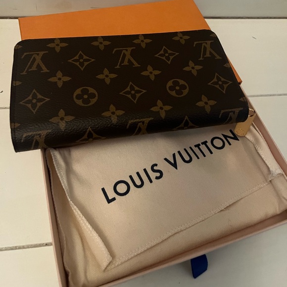 Louis Vuitton Handbags - Louis Vuitton Monogram Zippy Wallet (M42616)